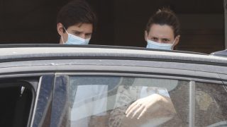 Claudia Osborne y José Entrecanales abandonando el hospital / Gtres