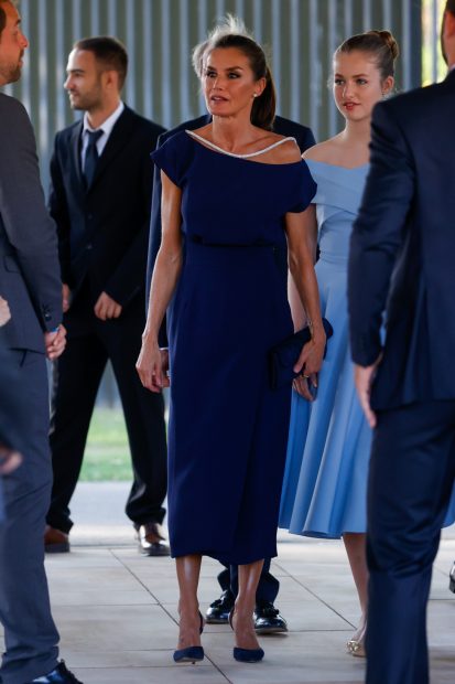 La Reina Letizia se ha enfundado en un vestido azul noche / Gtres