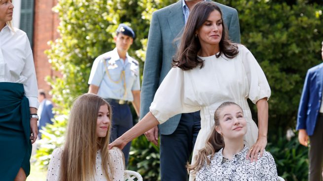 La Reina Letizia con sus hijas en un taller / Gtres