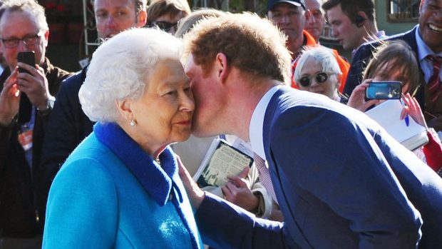 El príncipe Harry besando a la Reina Isabel / Gtres