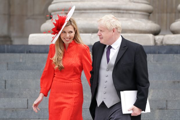 Boris Johnson y Carrie Symonds sonriendo / Gtres