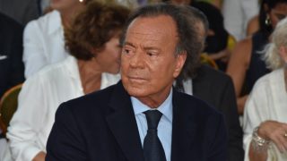 Julio Iglesias en una ceremonia / Gtres