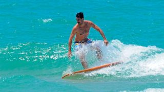 Hugo Silva, surfeando / Gtres
