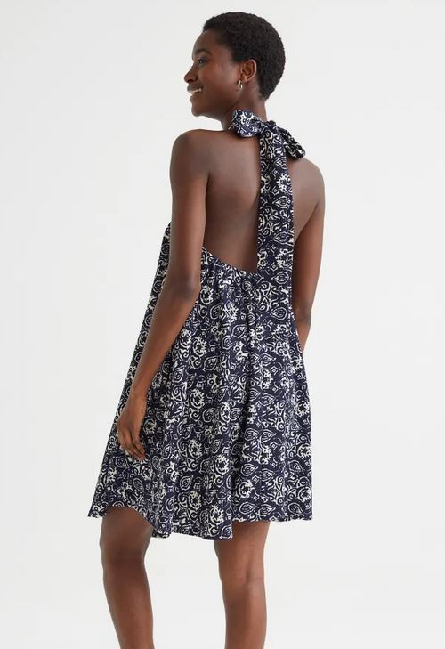 Fresco y ligero, el vestido de H&M con escote de infarto en la espalda es que el debes tener para estar elegante e informal a la vez.
