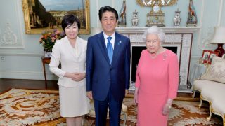 Isabel II junto a Shinzo Abe / Gtres