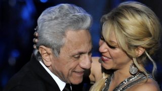 Shakira y su padre abrazándose / Gtres