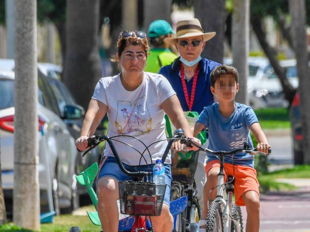 Ortega Cano en bici con su hijo / Gtres