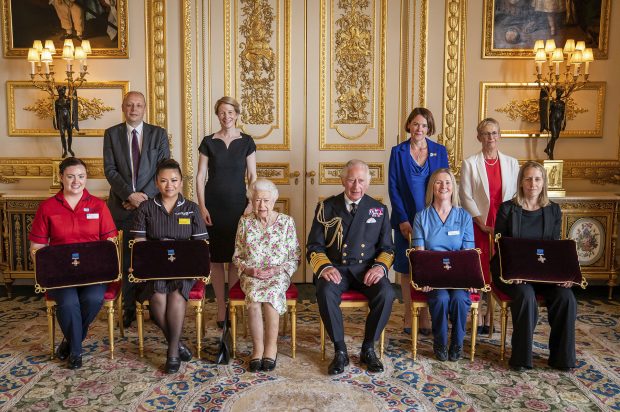 La Reina Isabel y el príncipe Carlos en una audiencia / Gtres