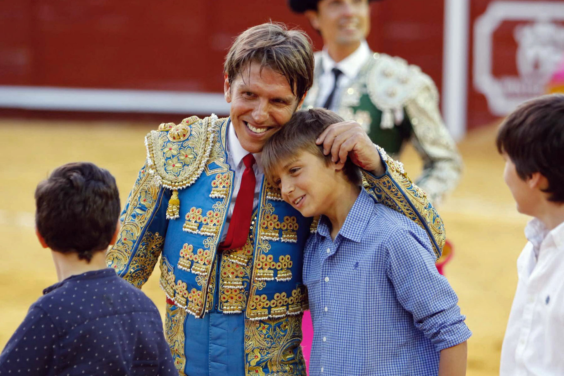 Manuel Díaz con su hijo mayor, en una plaza de toros / Gtres