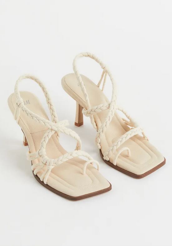 Las sandalias de tacón de H&M color crema que resaltará tu moreno