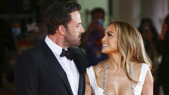 Ben Affleck y Jennifer Lopez sonriéndose / Gtres