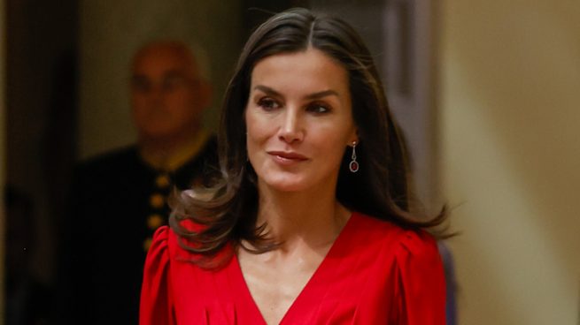 La Reina Letizia con un vestido rojo / Gtres