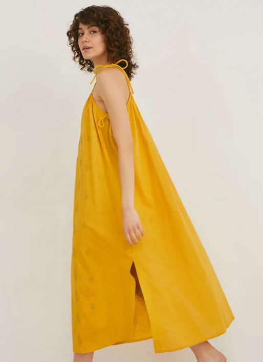 El vestido fluido y amarillo de C&A con un 50% de descuento para ir fresquita en verano