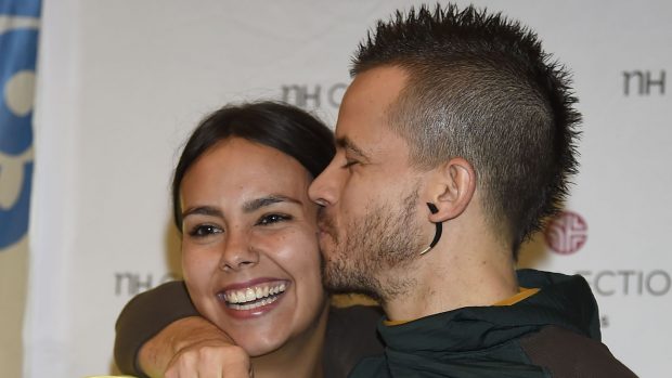 Dabiz Muñoz dando un beso a Cristina Pedroche / Gtres