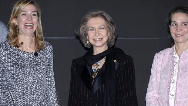 Doña Sofía junto a la infanta Cristina y la infanta Elena / Gtres