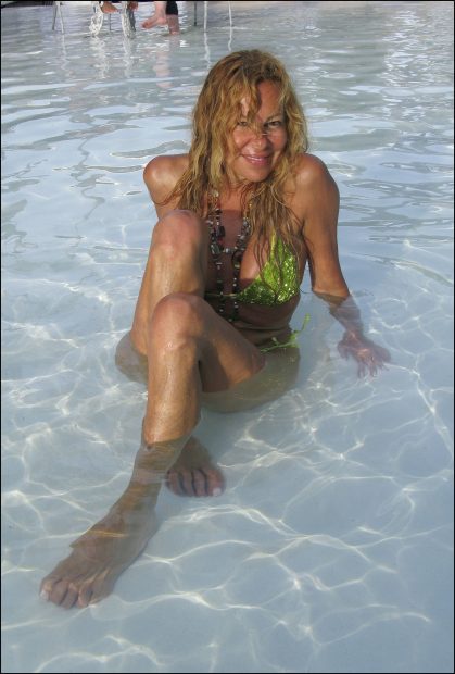 Ana Obregón posando en una piscina en 2008 / Gtres