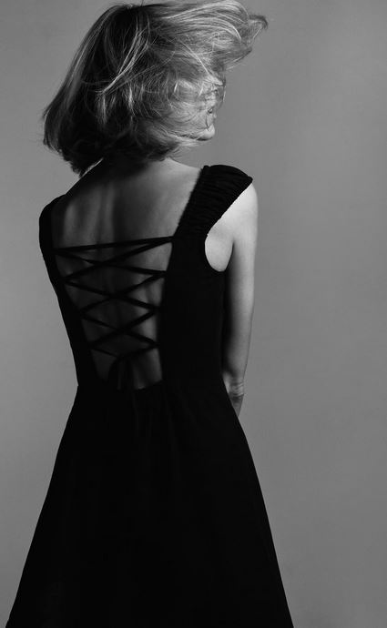 El vestido midi de lino de Zara con espalda lazada para un plan de lo más veraniego