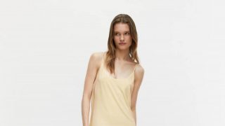 El vestido amarillo y largo de Massimo Dutti a mitad de precio