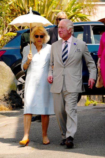 El príncipe Carlos y Camila de Cornualles paseando / Gtres