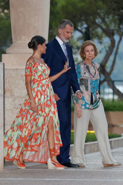 La Reina Letizia junto a Felipe VI y doña Sofía en Palma de Mallorca en 2022 / Gtres
