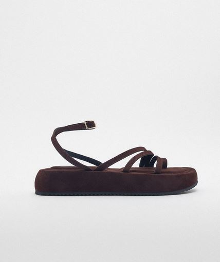 La sandalia plana de serraje de Zara que es un top ventas: ¡tiene lista de espera!