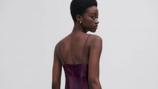El vestido satinado de Massimo Dutti en dos tonos para una boda de día