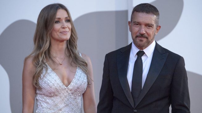 Antonio Banderas y Nicole Kimpel, posando juntos / Gtres