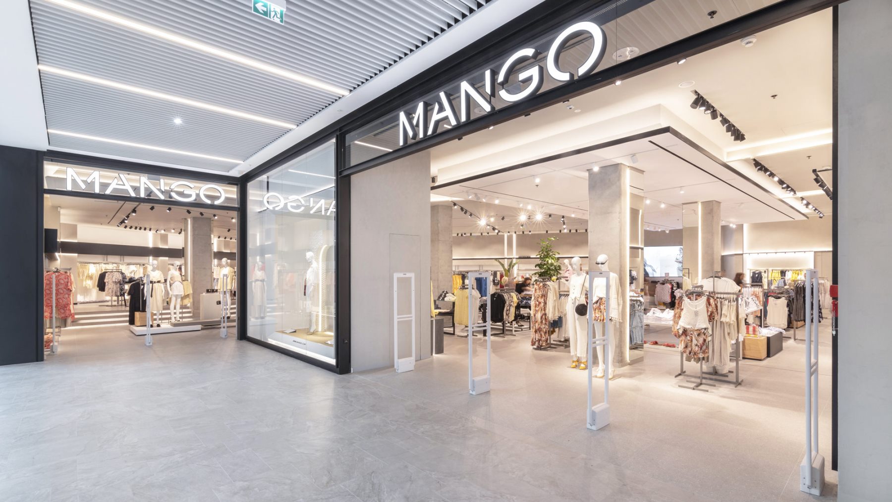 El vestido de Mango bordado y con espalda abierta: ¡Es una preciosidad!