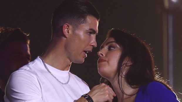 Cristiano Ronaldo y Georgina Rodríguez hablando / Gtres