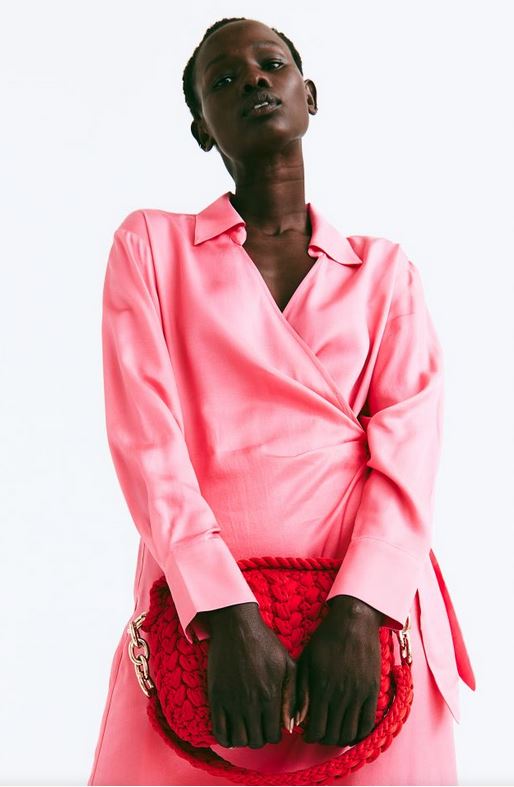 El vestido camisero de satén rosa de H&M con el que estilizar tus piernas