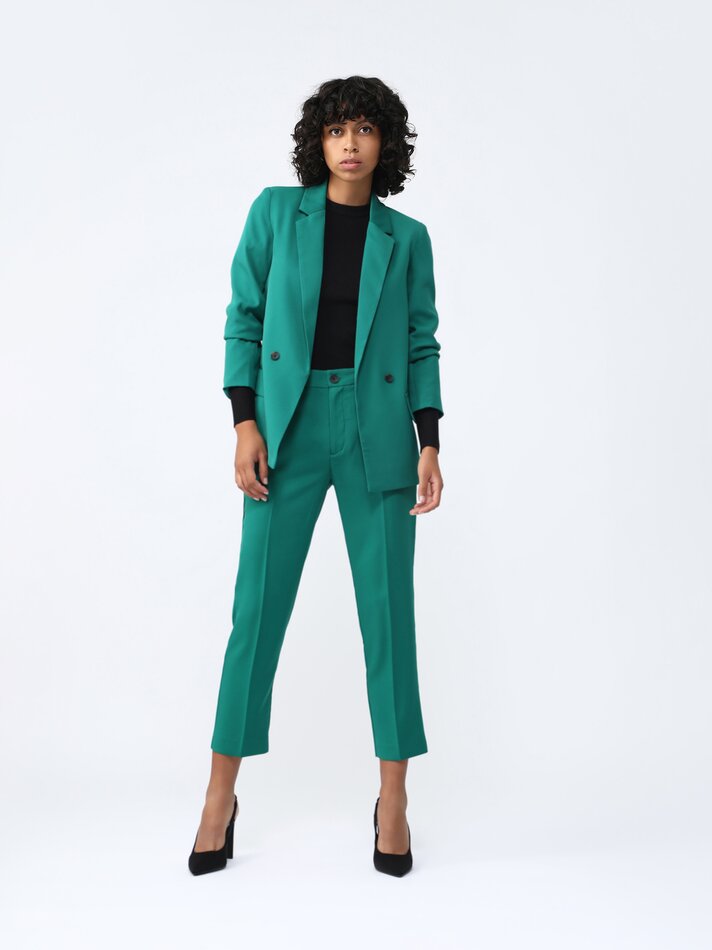 El traje de pantalón y blazer verde pato de Lefties para ir al trabajo: un look por menos de 40 euros
