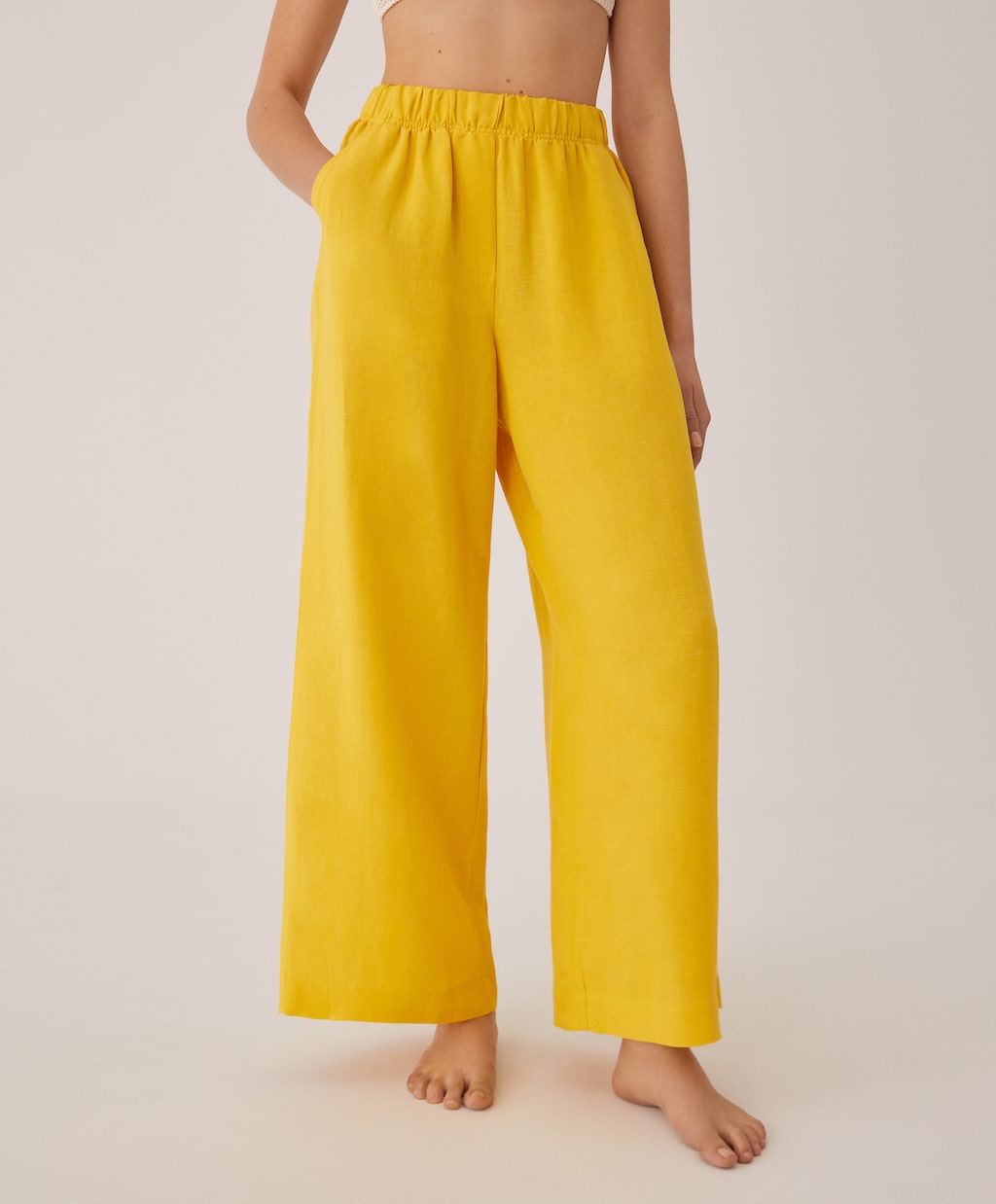 El pantalón de lino amarillo de Oysho con el que llevar un top