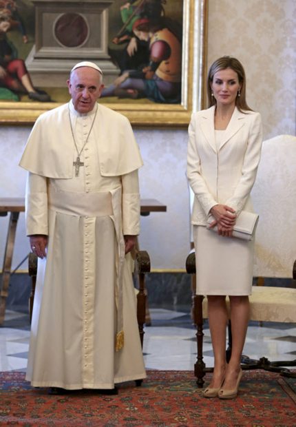 Letizia y el Papa Francisco de blanco / Gtres