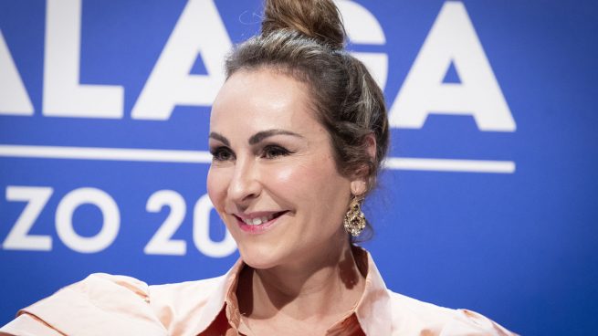 El truco fácil de Ana Milán para saber tu color de labial perfecto usando tu dedo