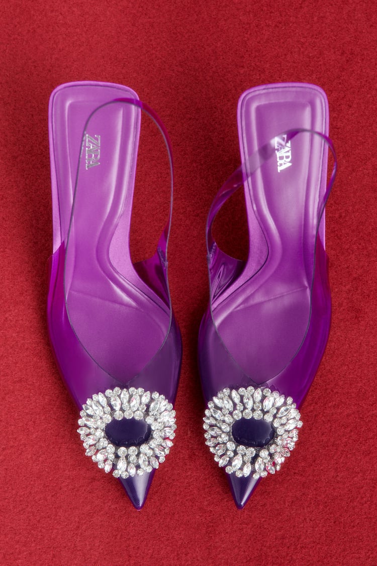 Los tacones de vinilo de Zara con joya en color púrpura para una esas noches de reencuentros