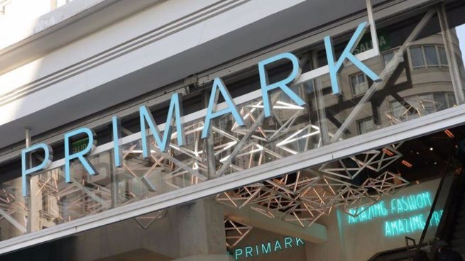 El vestido midi de Primark con estampado monocromático que no puede faltar en tu armario para septiembre