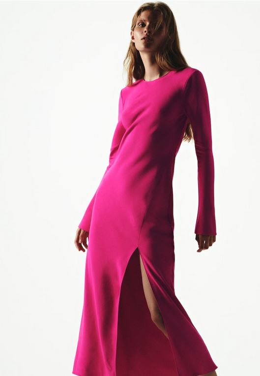 El vestido fluido y de manga larga de Massimo Dutti en color fucsia que vas a querer