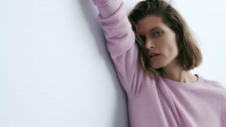 El jersey extrasuave de Zara de manga larga para ir preparándose para el fresquito