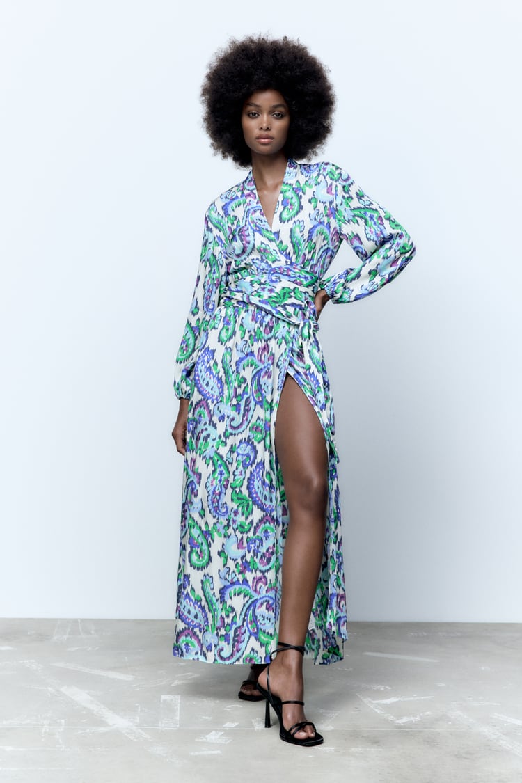 El vestido-pareo multicolor de Zara de manga larga para aprovechar al máximo tus salidas en septiembre