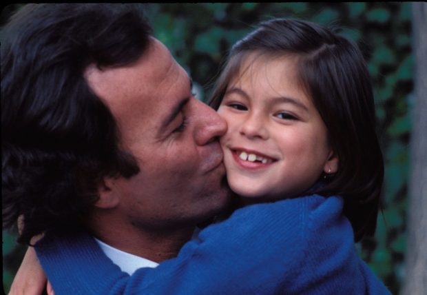 Julio Iglesias dando un beso a su hija Chabeli / Gtres
