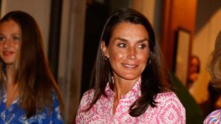 Eddie Izzard copia el look más atrevido de la Reina Letizia