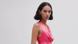 El vestido de seda rosa de Massimo Dutti Studio para tu próxima boda en septiembre