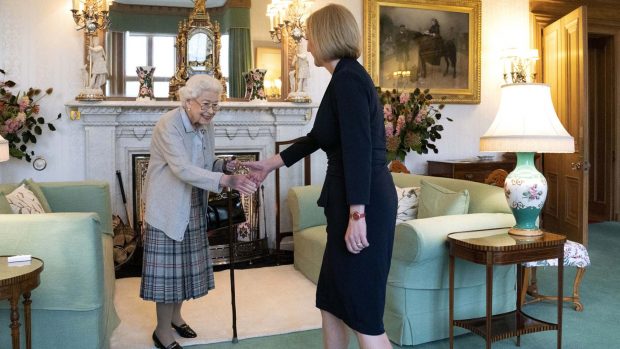 La Reina Isabel con Liz Truss