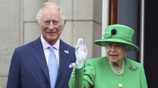 La Reina Isabel con el príncipe Carlos. / Gtres