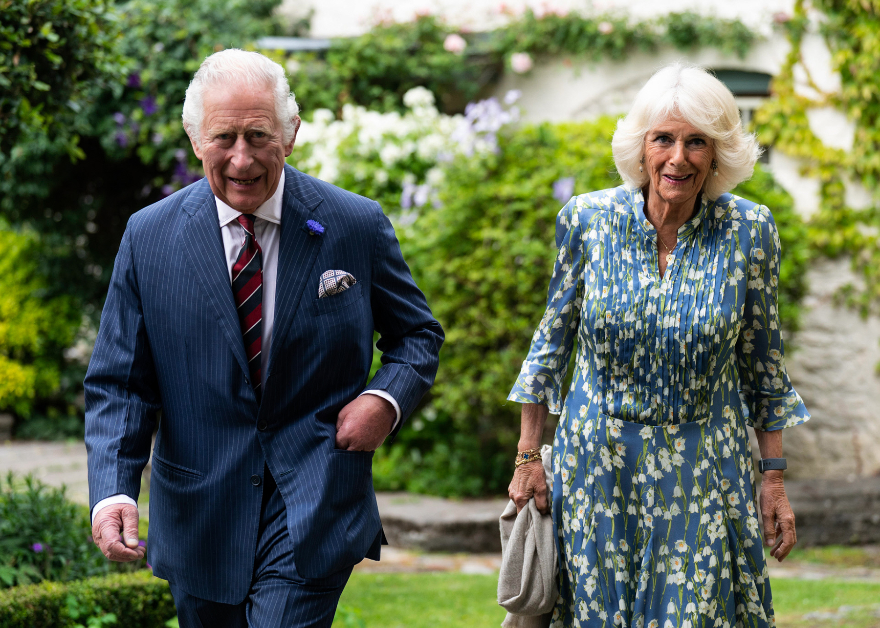 Camilla Parker y el príncipe Carlos paseando