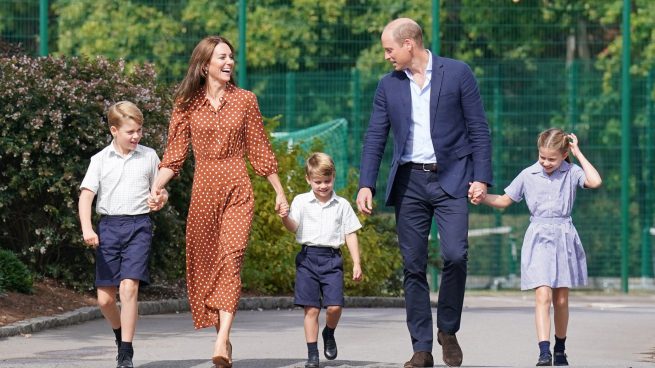 Los duques de Cambridge acompañando a sus hijos al colegio / Gtres