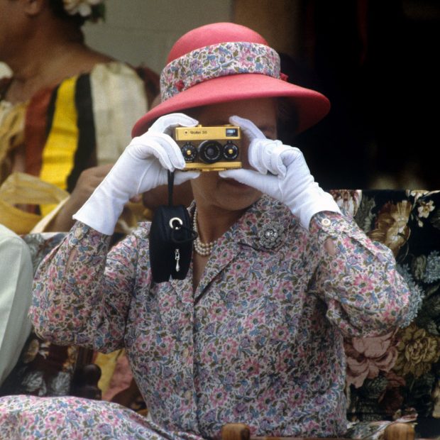 La Reina Isabel con una cámara de fotos / Gtres