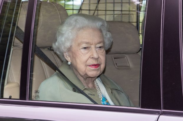 La Reina Isbael II en un coche oficial / Gtres