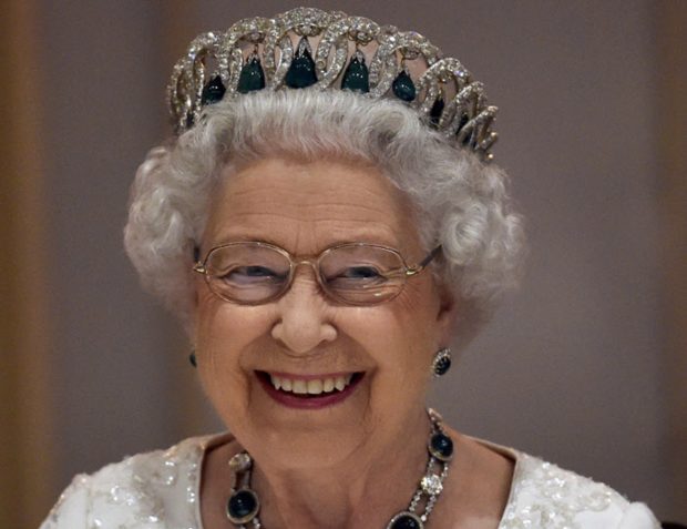 Isabel II con corona / Gtres