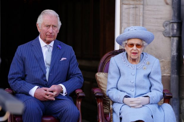 Isabel II y el príncipe Carlos